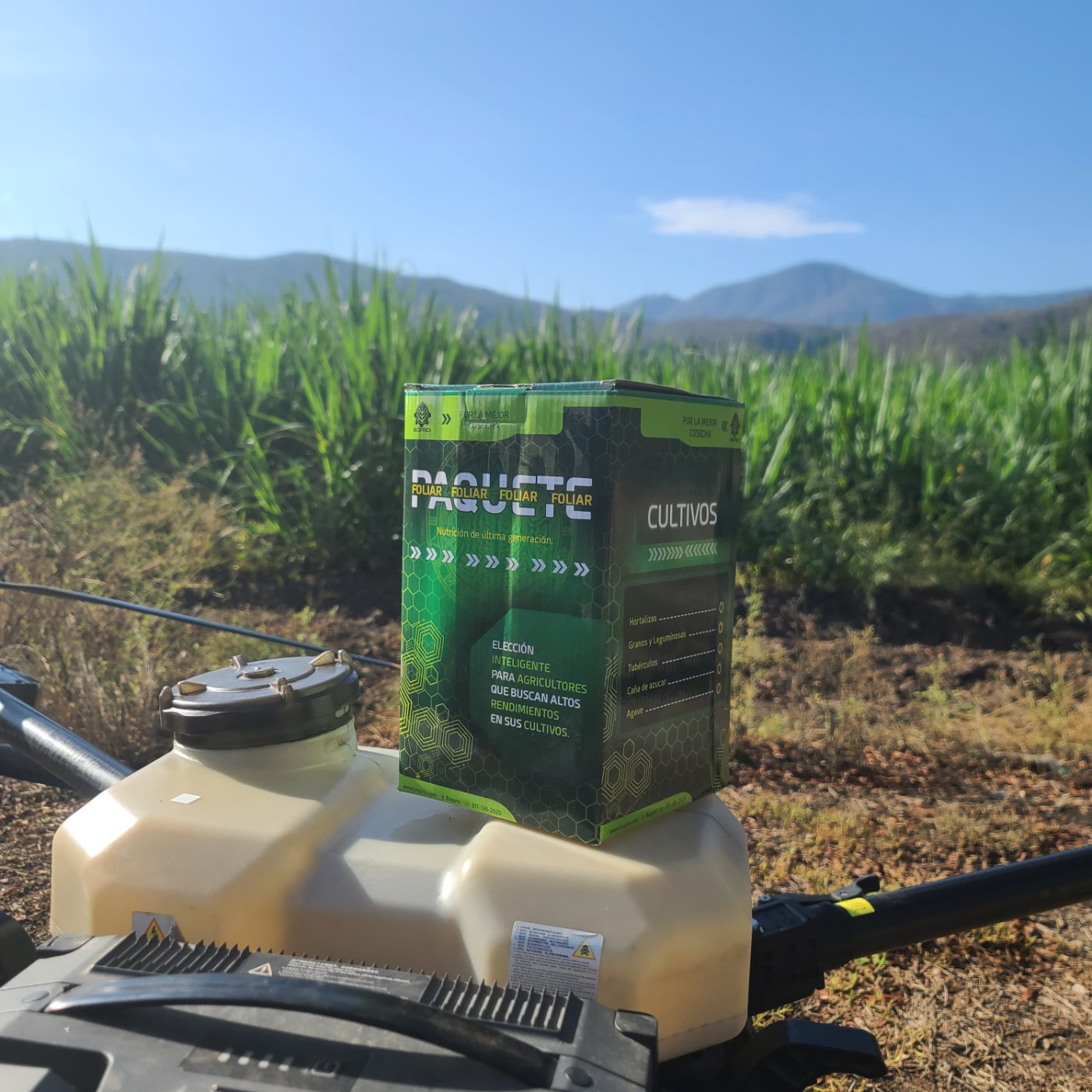 Fotografía de paquete foliar para caña de azúcar, sobre un dron en un predio de caña 